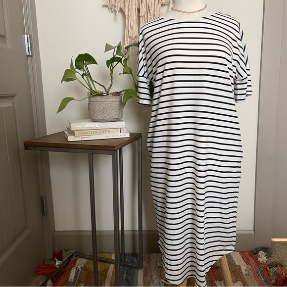 Midi Length Black and White Striped Tunic with pockets - Picture 4 of 10